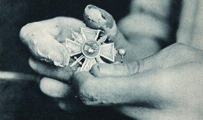Insignia especial de Francia por heroísmo en la guerra, ilustración de The Illustrated War News, 10 de enero de 1917 de French Photographer